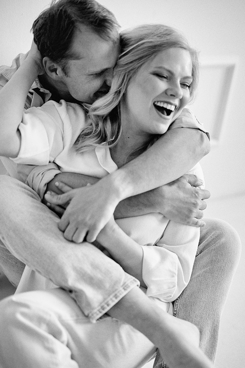 Najpiękniejsze emocje na zdjęciach pary zakochanych osób, wykonane przez Magdalenę Sobieską w studio fotograficznym Nasza Kolej w Piasecznie