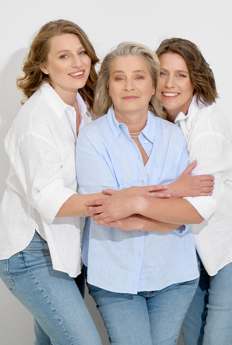 Sesja rodzinna trzech kobiet, matki i dwóch córek, wykonane w studio fotograficznym Magdaleny Sobieskiej