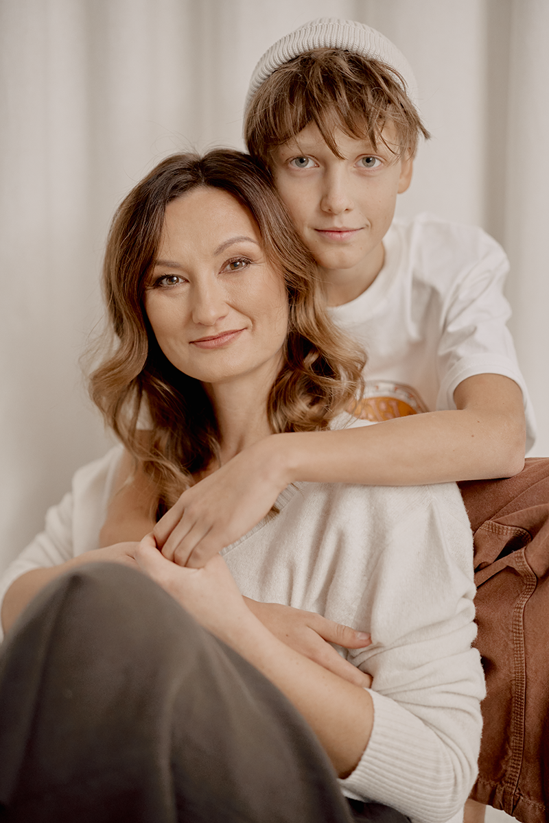 Sesja zdjęciowa mamy i syna, zdjęcie w kolorze, wykonane przez Magdalenę Sobieską w jej studio fotograficznym w Piasecznie