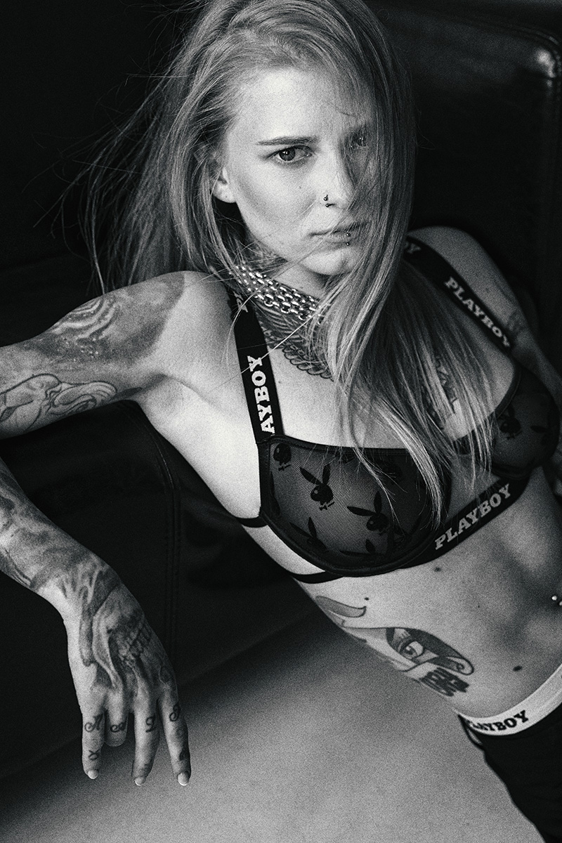 Portret kobiety w czarnym biustonoszu. Zdjęcie czarno -białe wykonane w studio fotograficznym