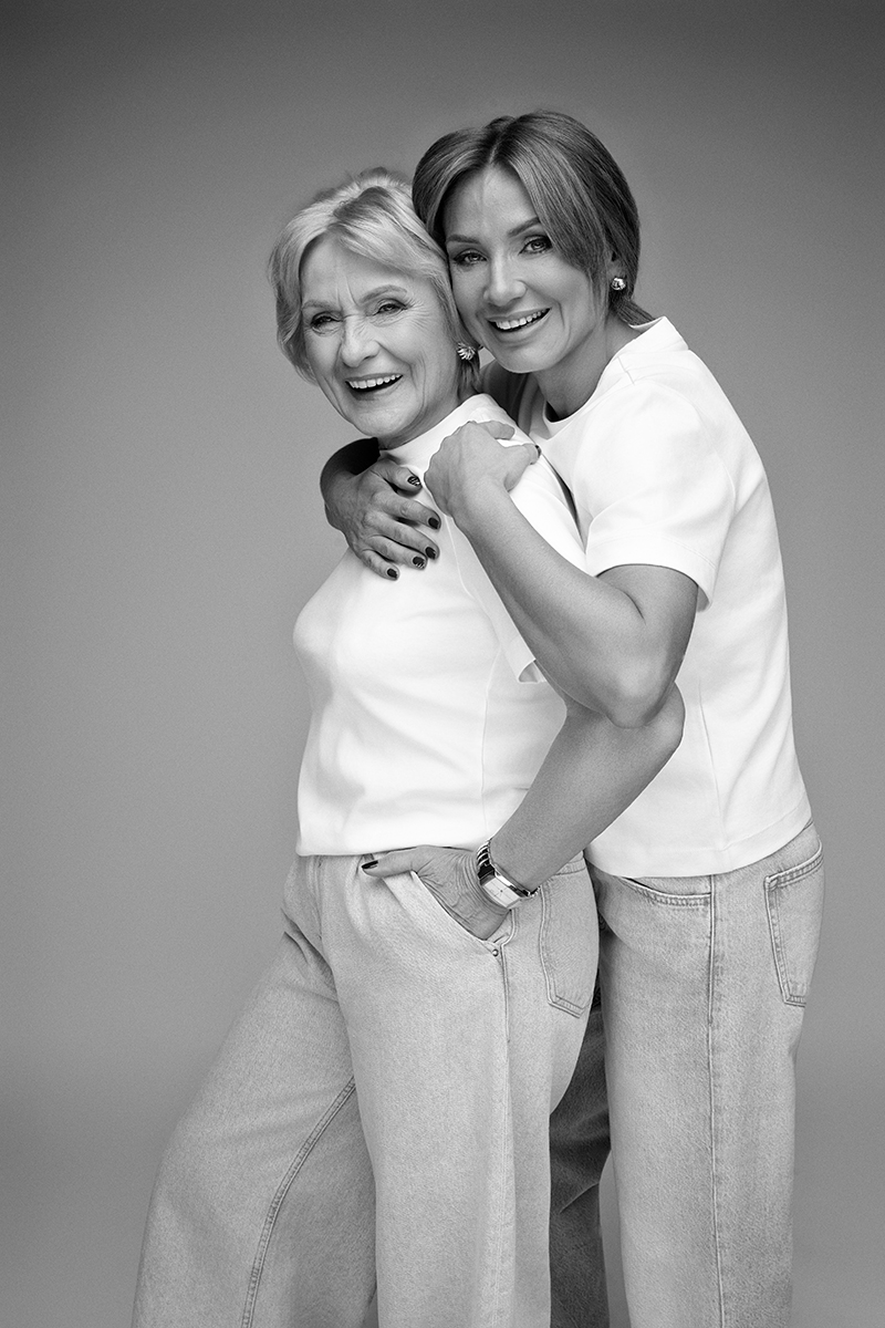 Zdjęcie mamy i córki, czarno - białe, wykonane przez Magdalenę Sobieską w jej studio fotograficznym w Piasecznie