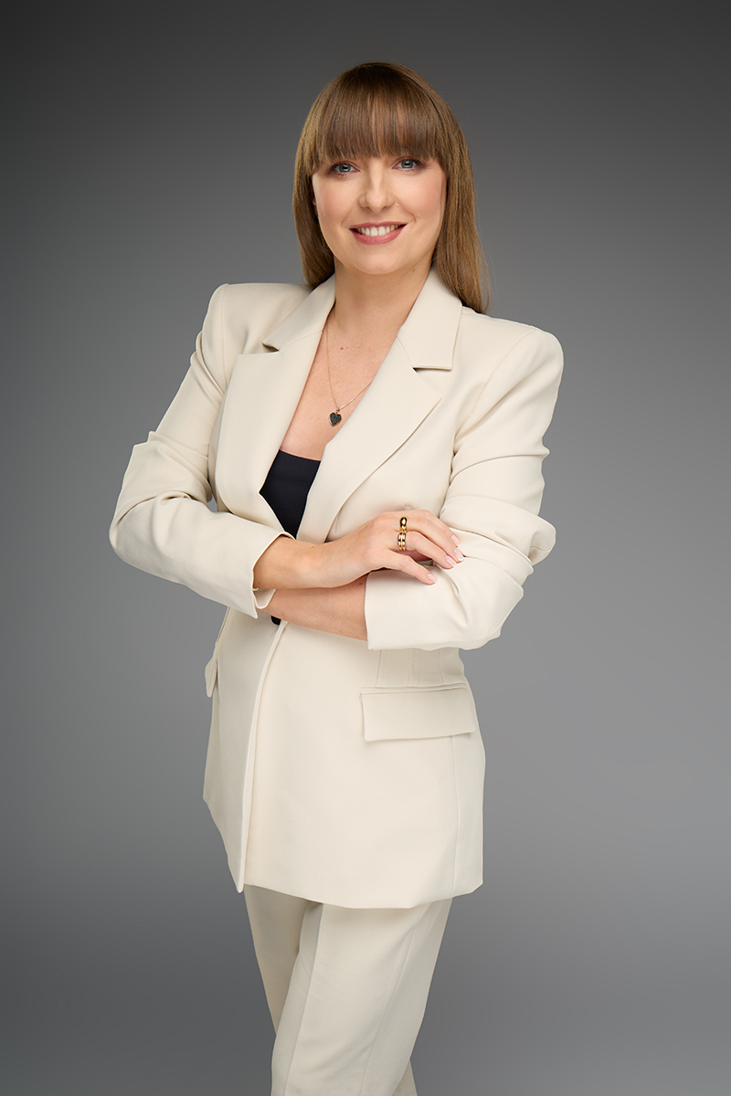 Sesja biznesowa kobiety w studio fotograficznym w Piasecznie, zdjęcie wykonane przez fotografkę Magdalenę Sobieską